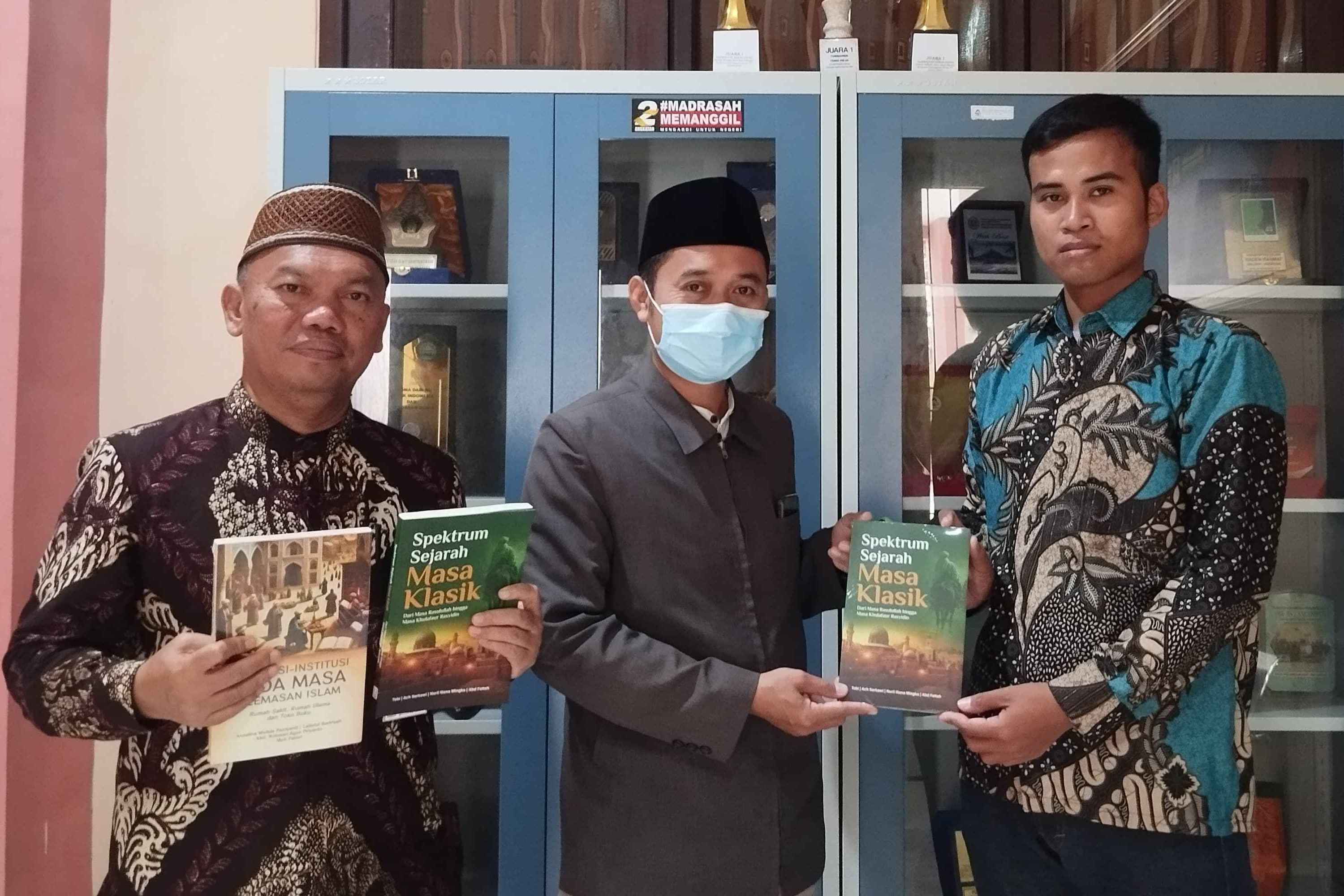 MAHASISWA MAGISTER PAI IAIN MADURA LUNCURKAN BUKU “SPEKTRUM SEJARAH MASA KLASIK”