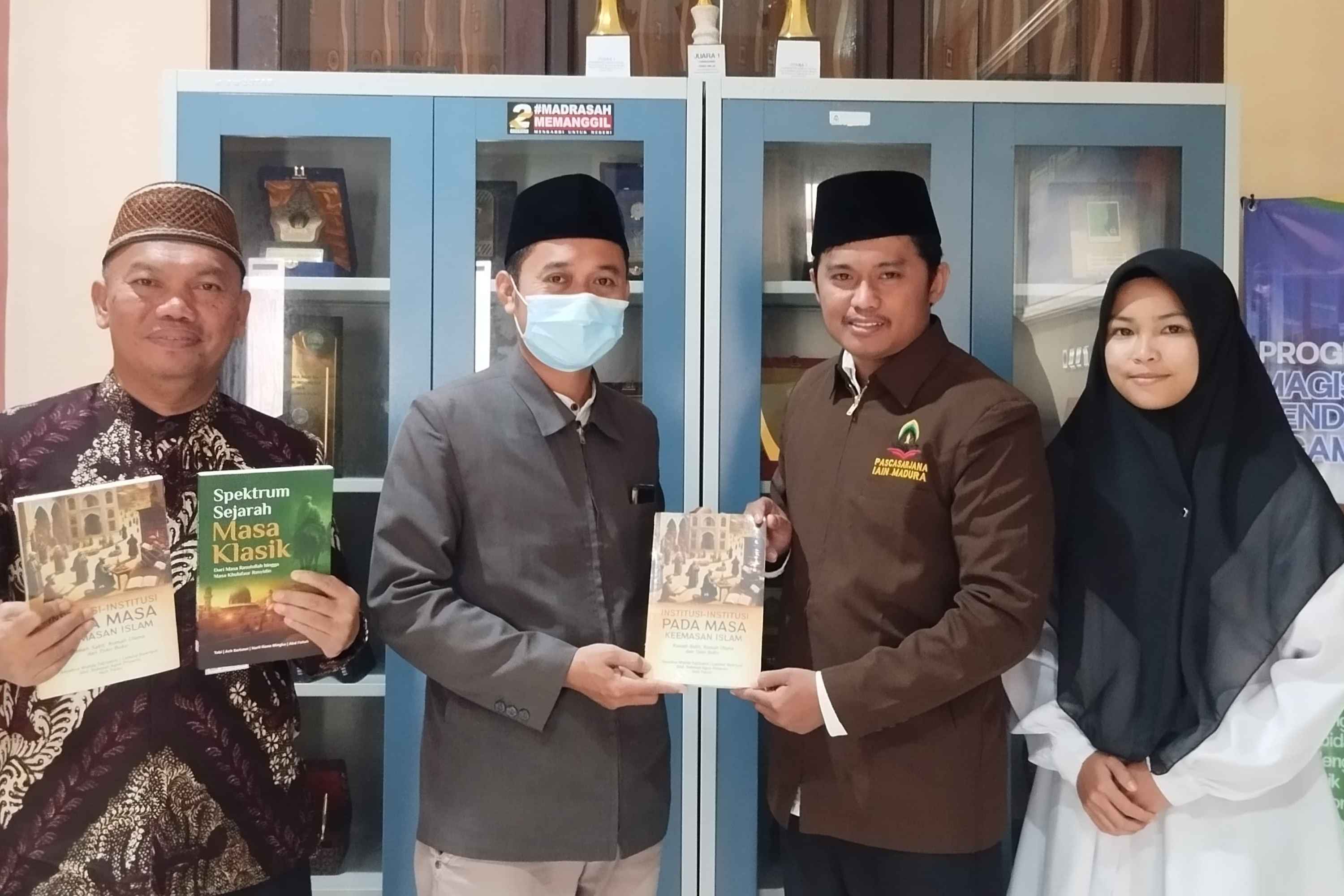 MAHASISWA MAGISTER PAI LAUNCHING BUKU  INSTITUSI – INSTITUSI PADA MASA KEEMASAN ISLAM
