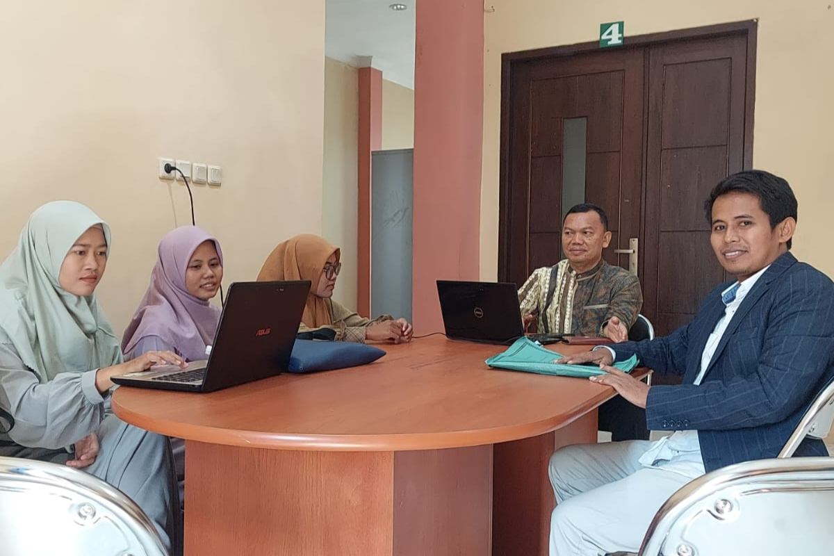 MAHASISWA MAGISTER PAI IAIN MADURA GELAR KEGIATAN REVIEW BUKU POTRET MADRASAH DI MADURA DENGAN PENDEKATAN TIM DAN PENYELESAIAN MASALAH NYATA