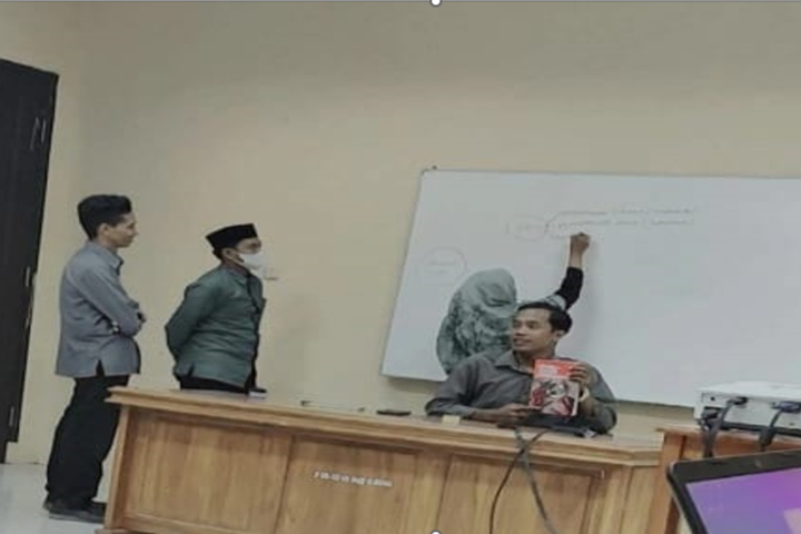 MAHASISWA MAGISTER PAI IAIN MADURA AKTIF PRESENTASI DALAM MATA KULIAH PENGEMBANGAN KURIKULUM PENDIDIKAN ISLAM