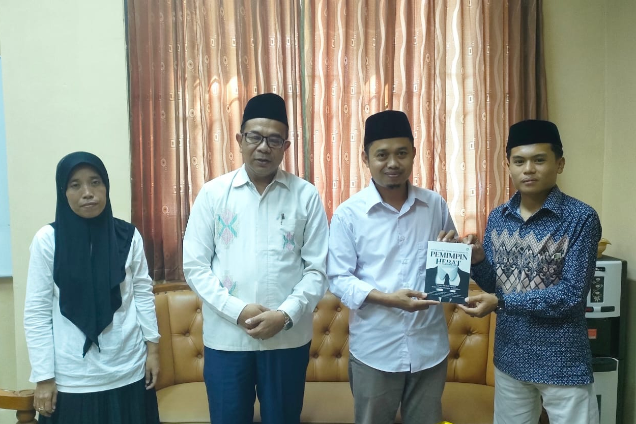 MAHASISWA MAGISTER PAI LAUNCHING BUKU  PEMIMPIN HEBAT: KEPALA SEKOLAH SEBAGAI ACUAN PENGEMBANGAN PENDIDIKAN